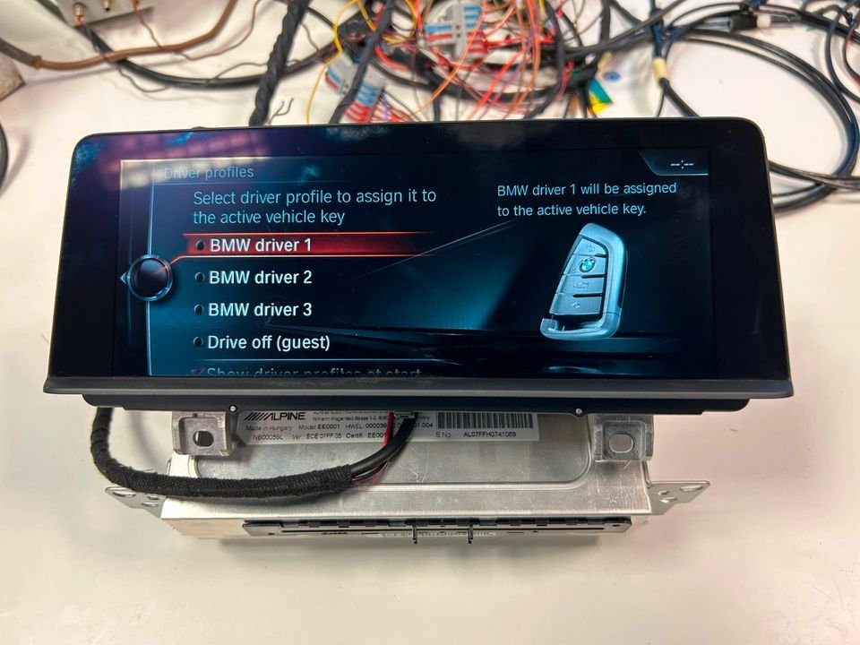 EntryNav2 with WLAN support and Apple CarPlay. Plug&Play precoded by the VIN.